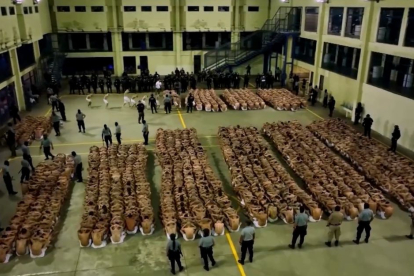 2.000 maras fueron trasladador al CECOT, la nueva prisión de máxima seguridad en El Salvaddor. Es el centro penal más grande de América (imagen de archivo).
