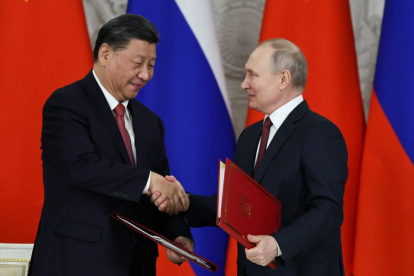 El presidente de China, Xi Jinping, y el presidente de Rusia, Vladímir Putin, se dan la mano tras firmar documentos conjuntos después de sus conversaciones en el Kremlin de Moscú.