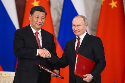 Xi Jinping y Vladimir Putin se dan la mano luego de alcanzar acuerdos económicos