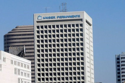 Un edificio de oficinas con el logotipo de Kaiser Permanente