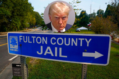 Cartel de señalización hacia la prisión del condado de Fultón y foto de prisión de Donald Trump