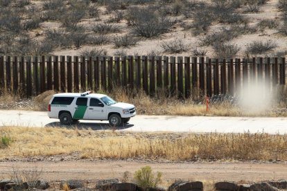 Automóvil de la Patrulla Fronteriza recorre la frontera entre Arizona y México.