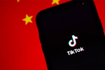 TikTok with the Chinese flag in the backgro