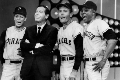 Foto de Maury Wills, Milton Berle, Jimmy Piersall y Willie Mays en un saludo al béisbol en el programa de televisión The Hollywood Palace.