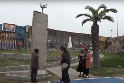 Fragmento del Muro de Berlín instalado en Tijuana (México), a escasos pies de la frontera con Estados Unidos.