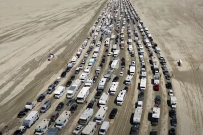 Imágenes del éxodo de los más de 72.000 asistentes al Burning Man Festival que pudieron abandonar Black Rock City tras las lluvias torrenciales del pasado fin de semana.