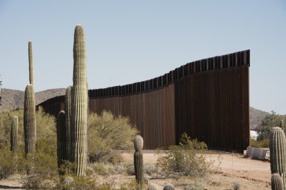 Muro fronterizo, Gillfoto; Wikimedia Commons