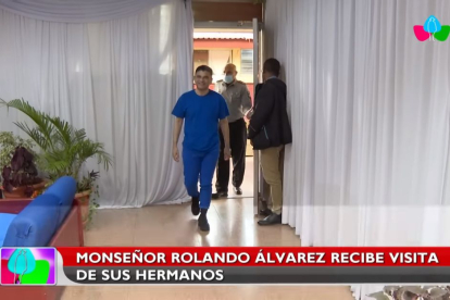 El obispo Rolando Álvarez es coltado por dos agentes en la prisión 'La Modelo'.