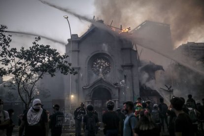 Imagen de archivo de una iglesia quemándose durante demostraciones en Chile en 2019.