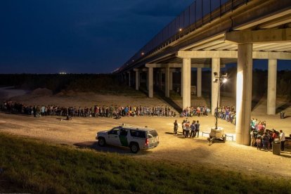 Un grupo de inmigrantes se entrega a la Patrulla Fronteriza.