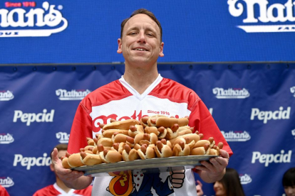 Joey Chestnut, famoso comedor de hot dogs, tras vencer el concurso anual Nathan's en 2022.