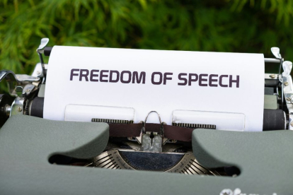 Máquina de escribir con una hoja en la que aparece escrito "libertad de expresión".