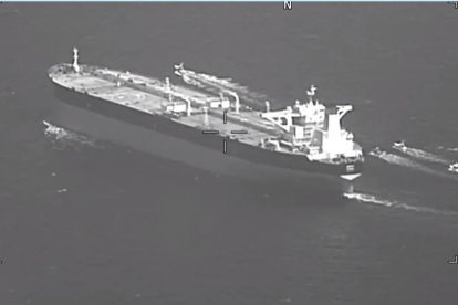 El petrolero Niovi navega por las aguas del estrecho de Ormuz