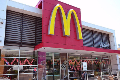 McDonald's anuncia la venta de nuevos McNuggets veganos en Alemania.