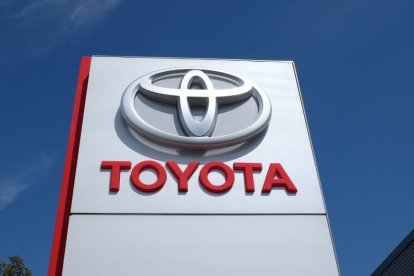 Imagen de archivo del logo de Toyota en el exterior de un concesionario.