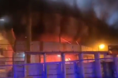 Estadio del fútbol italiano en llamas después de que hinchas del Foggia lanzasen bombas de humo.