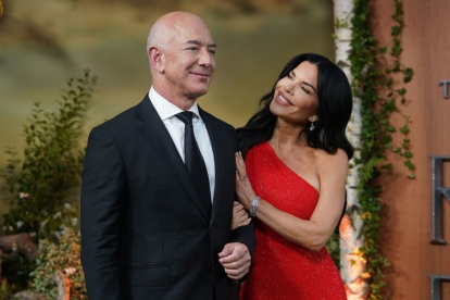 El fundador de Amazon Jeff Bezos y su esposa,