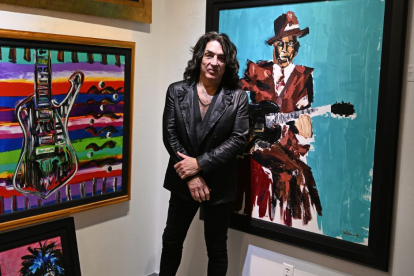 El cantante de Kiss Paul Stanley frente a un cuadro pintado propio en una galería de Florida, Miami.
