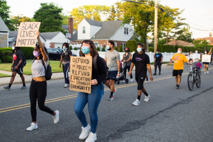 Manifestación de 'Defund the Police' en Long Island en