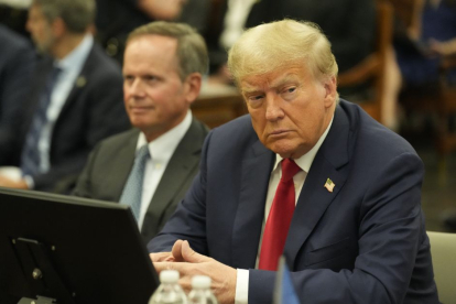 El expresidente Donald Trump sentado en la sala del tribunal durante su caso de fraude en el Tribunal Supremo de Nueva York en Nueva York, el martes 3 de octubre de 2023.