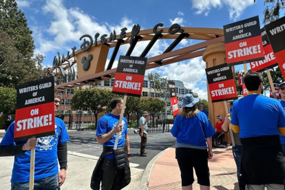 Guionistas manifestándose el 2 de mayo de 2023 frente a la sede de Walt Disney Studios. La huelga de guionistas es la primera después de 15 años.