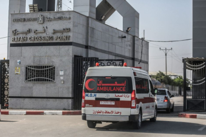 Una ambulancia palestina en el cruce fronterizo entre Gaza y Egipto