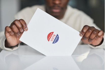 Un votante negro deposita su papeleta.