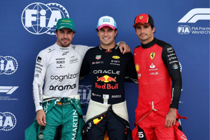 Fotografía con los galardonados Fernando Alonso (ESP) Aston Martin F1 Team, segundo; Sergio Pérez (MEX) Red Bull Racing, pole position; Carlos Sainz Jr (ESP) Ferrari, tercero.