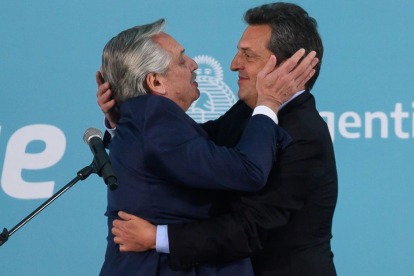 El presidente argentino Alberto Fernández (izquierda) y el precandidato presidencial de su formación Sergio Massa (derecha).