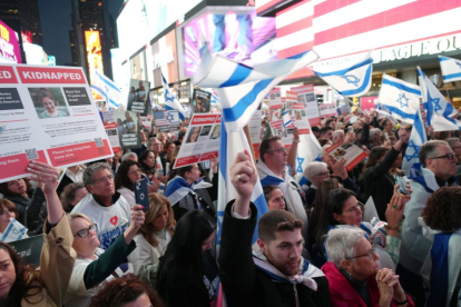 Estadounidenses protestan en el Times Square con carteles que muestran a los secuestrados por Hamás.