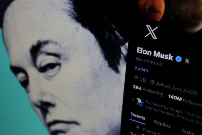 Imagen de Elon Musk detrás de un celular que muestra el nuevo logo y nombre de Twitter, X.