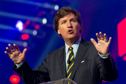 Tucker Carlson hablando en AmericaFest.