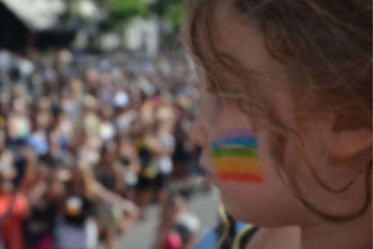Una niña con la bandera LGBT pintada en la cara durante el desfile del Orgullo gay en una imagen de archivo.
