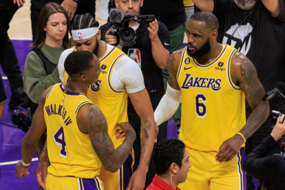 Los jugadores de Los Ángeles Lakers LeBron James, Anthony Davis y Lonnie Walker celebran la victoria en el cuarto partido de la serie frente a Golden State Warriors de las semifinales de la Conferencia Oeste.
