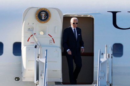 Joe Biden saliendo del Air Force One.