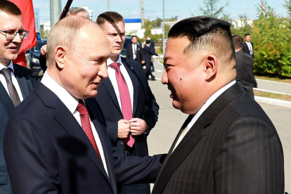 Putin saluda a Kim Jong-Un