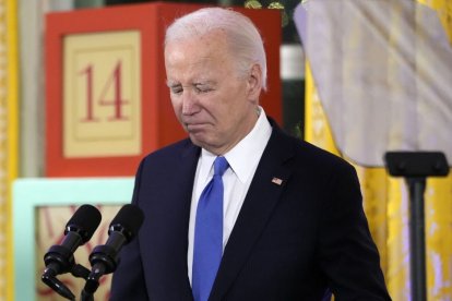 El presidente de Estados Unidos, Joe Biden, hace una pausa mientras habla en una recepción de Hanukkah en la Sala Este de la Casa Blanca en Washington, el lunes 11 de diciembre de 2023.