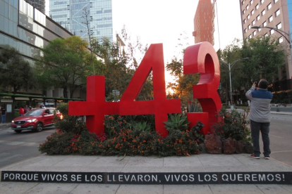 Antimonumento a los 43 estudiantes de la Normal Isidro Burgos de Ayotzinapa
