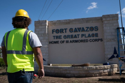 Cartel de Fort Cavazos. La tercera base militar más grande de Estados Unidos cambió en mayo de 2023 su nombre para conmemorar al general Richard Cavazos.