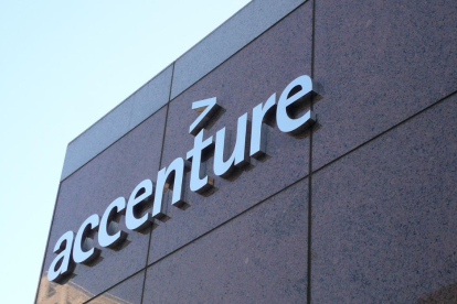 Logo de la empresa tecnológica Accenture desde una de sus oficinas.