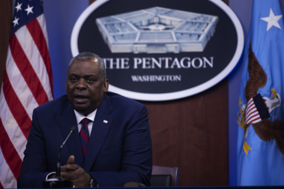 El secretario de Defensa Lloyd J. Austin III hablando frente a un cartel del pentágono.