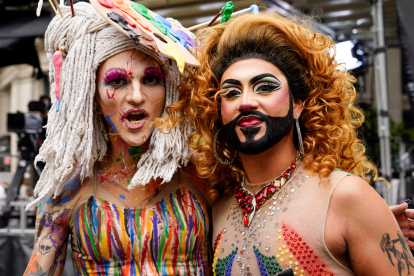 Dos drag queens posando en la Marcha del Orgullo en Nueva York.