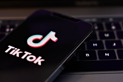 Imagen con el logo de TikTok. La aplicación se está vetando en varias ciudades y estados de Estados Unidos.