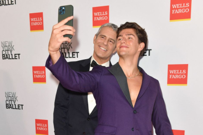 US television host Andy Cohen (L) and actor and dancer Barton Cowperthwaite arrive for the New York Ballet 2022 Fall Fashion Gala at the David H. Koch Theater in New York on September 28, 2022. (Photo by Andrea RENAULT / AFP)