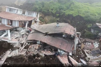 Destrozos tras el derrumbamiento en Alausí, Ecuador.