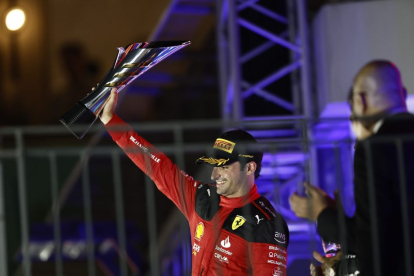 Carlos Sainz vence en el Gran Premio de Singapur 2023. Lando Norris y Lewsi Hamilton terminaron en segunda y tercera posición respectivamente.