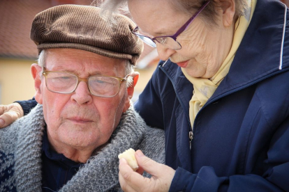 Imagen de una pareja anciana para representar la diferencia de la esperanza de vida entre hombres y mujeres detectada por un estudio en los Estados Unidos.
