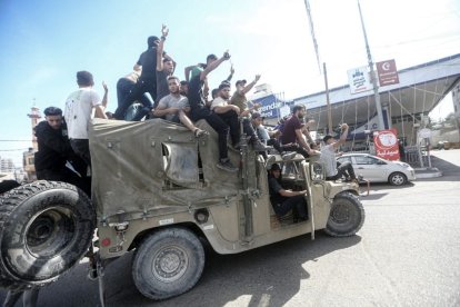 Terroristas de Hamás tomando el control de una unidad militar israelí