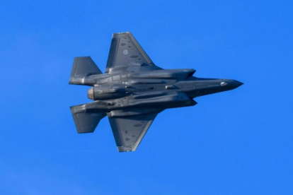 Un F-35A Lightning II realiza maniobras durante una salida de entrenamiento el 7 de enero de 2020, sobre la Base Luke de la Fuerza Aérea, Arizona.