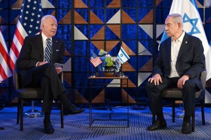 El presidente Joe Biden sentado junto al primer ministro Benjamin Netanyahu.
